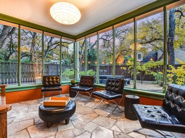 Enclosed luxury patio with leather furniture and garden in Tarrytown, Austin