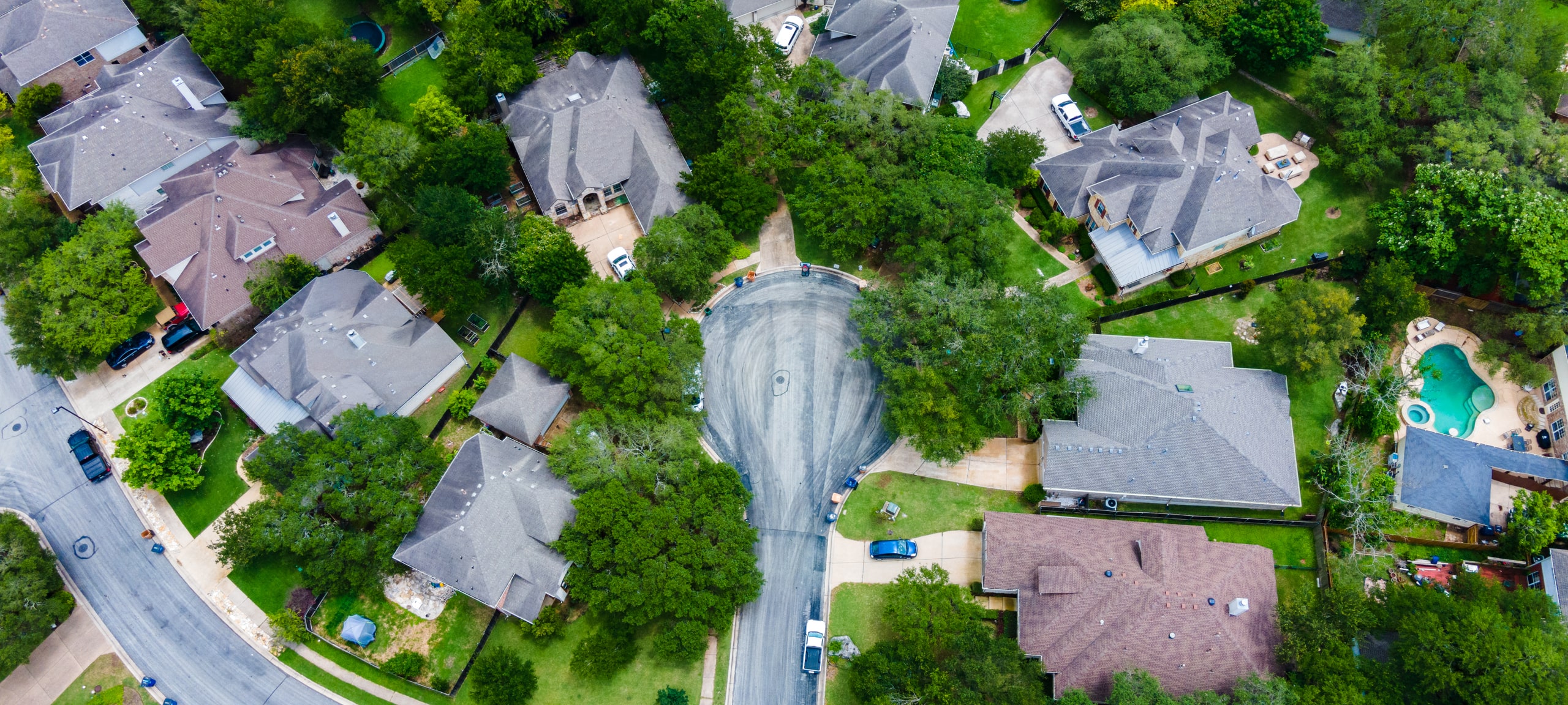 Aerial view of Circle C Ranch homes and cul-de-sac